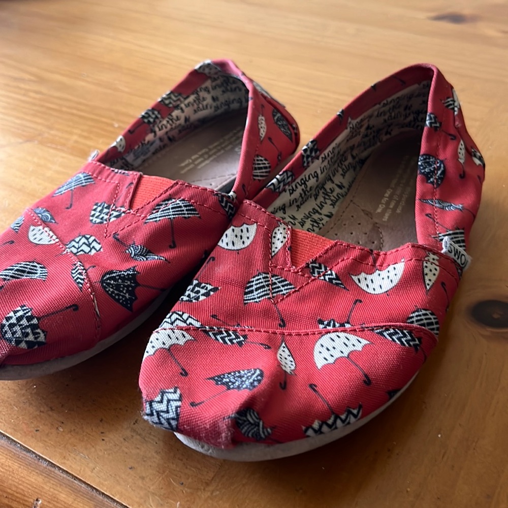 Womens Toms-Size 6